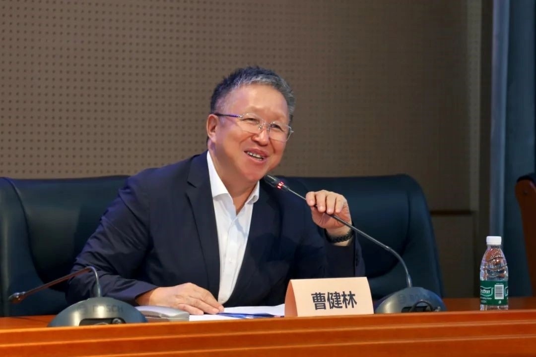 科技部原副部長、十三屆全國政協(xié)教科衛(wèi)體委員會(huì)副主任、現(xiàn)任季華實(shí)驗(yàn)室理事長、主任曹健林致辭。主辦方供圖