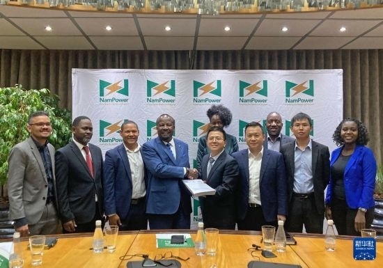 9月9日，在納米比亞首都溫得和克，嘉賓在簽字儀式后合影。新華社發(fā)（江西國(guó)際供圖）