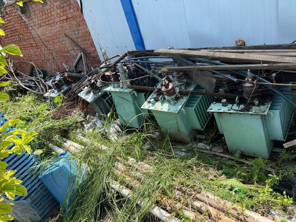 存放在農(nóng)戶家中的變壓器。新華社記者董寶森攝