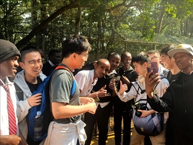 支隊成員與當?shù)貙W生熱情交流 黃文杰攝