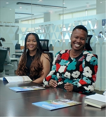 支隊成員在CGTN非洲總站與當?shù)赜浾呓涣鳌Ｄ氯瓞摂z