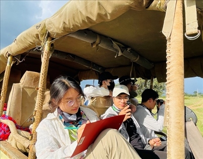 支隊成員開展長頸鹿監(jiān)測國際志愿工作。林源攝