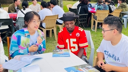 支隊成員在青年論壇上與世界各地的志愿者交流。 林源攝