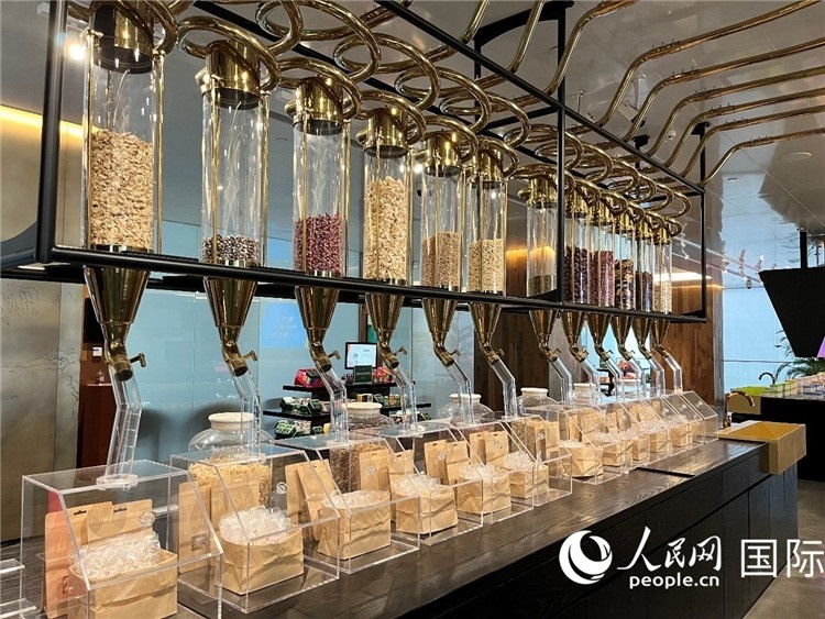 3.展示區(qū)展示的24節(jié)氣養(yǎng)生茶。（人民網(wǎng)記者陳思 攝）