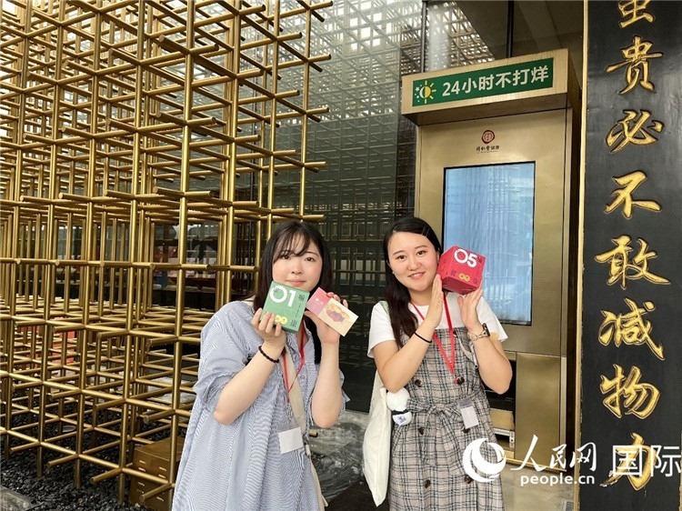 5. 代表團團員展示通過無人售藥機購買的盲盒。（人民網(wǎng)記者陳思 攝）