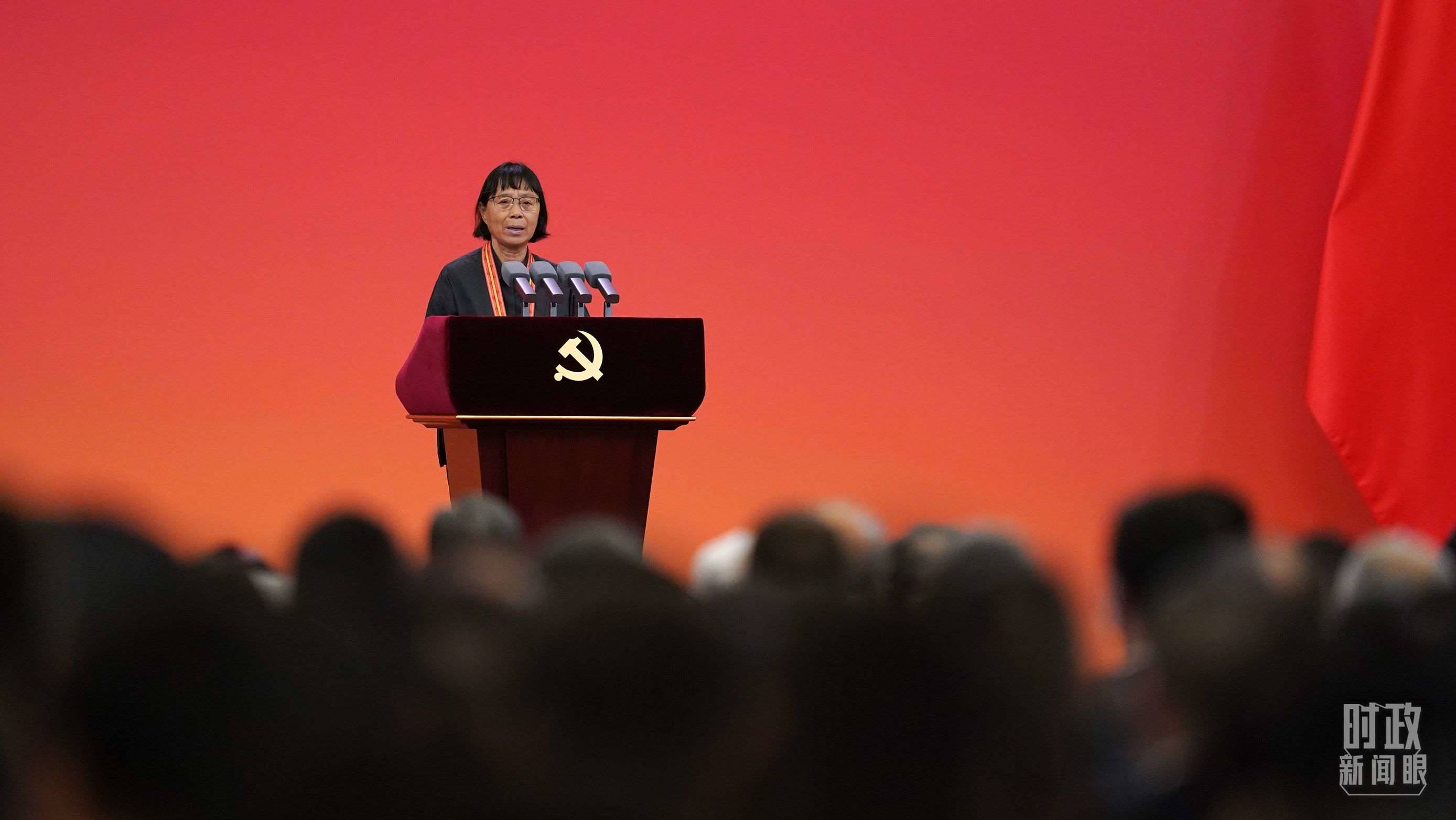  △2021年6月，幫助數(shù)千名貧困山區(qū)女孩圓夢大學的人民教師張桂梅，代表“七一勛章”獲得者發(fā)言。（總臺國廣記者李晉拍攝）