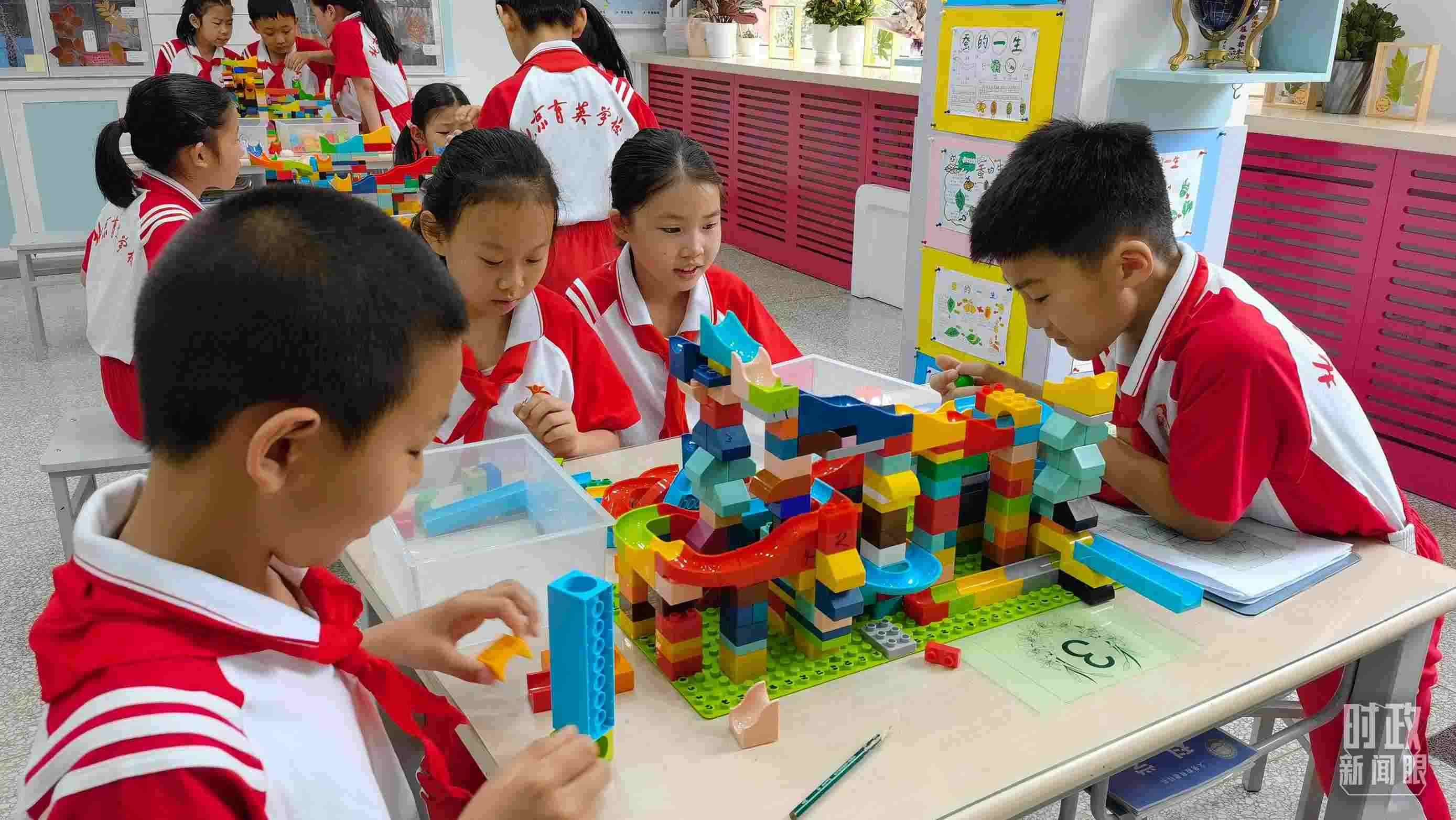  △這是北京育英學校的科學教室。2023年5月，習近平在這里調研時，希望同學們從小樹立“科技創(chuàng)新、強國有我”的志向。（總臺央視記者石丞拍攝）