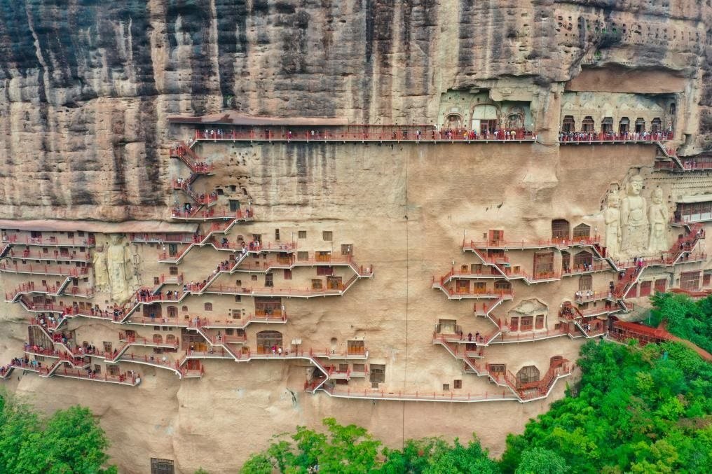 這是近日拍攝的甘肅麥積山石窟局部景象（無人機照片）。新華社記者 郎兵兵 攝