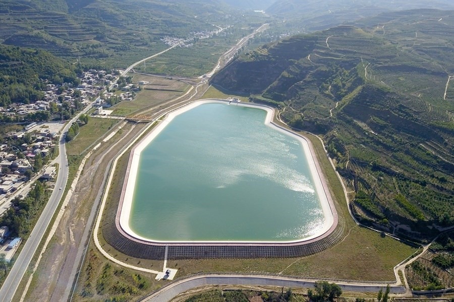 這是在天水市拍攝的已投用的天水城區(qū)引洮供水工程楊家灣調(diào)蓄水池（無(wú)人機(jī)照片）。新華社記者 范培珅 攝