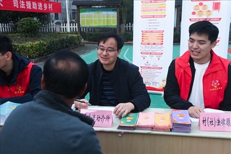 2022年11月9日，在杭州市臨安區(qū)太陽鎮(zhèn)上太陽村，臨安區(qū)太陽司法所所長方凱（右二）現(xiàn)場解答法律問題。 新華社記者 徐昱 攝