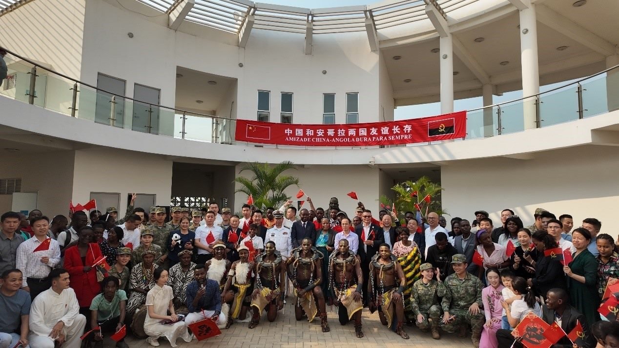 文化聯(lián)誼活動(dòng)合影。內(nèi)圖大學(xué)孔子學(xué)院供圖