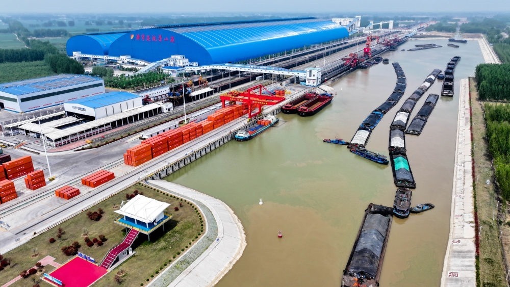 2024年4月24日，船舶行駛在山東濟寧港航梁山港航道上（無人機照片）。近年來，山東省加快構(gòu)建沿黃陸海大通道，有效促進黃河流域各省區(qū)物流降本增效，實現(xiàn)更高水平對外開放。