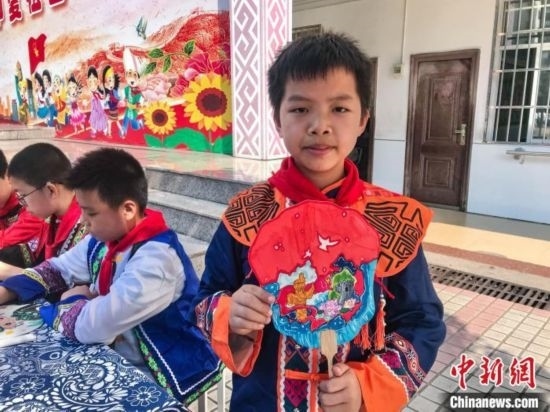 翠竹小學(xué)學(xué)生展示自己繪制的團(tuán)扇作品。蔣豐慧 攝