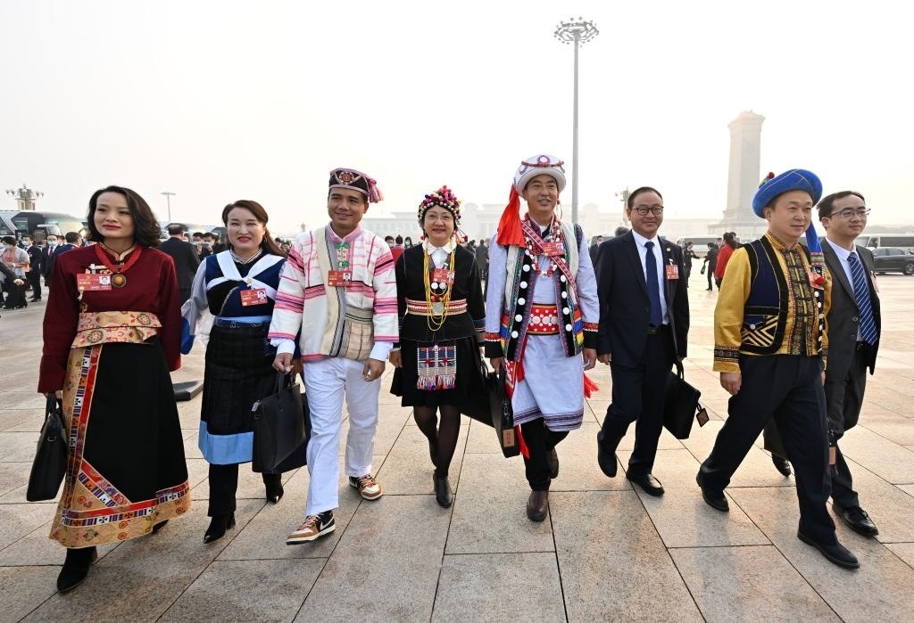 2023年3月5日，第十四屆全國人民代表大會第一次會議在北京人民大會堂開幕。這是全國人大代表走向會場。新華社記者 陳益宸 攝