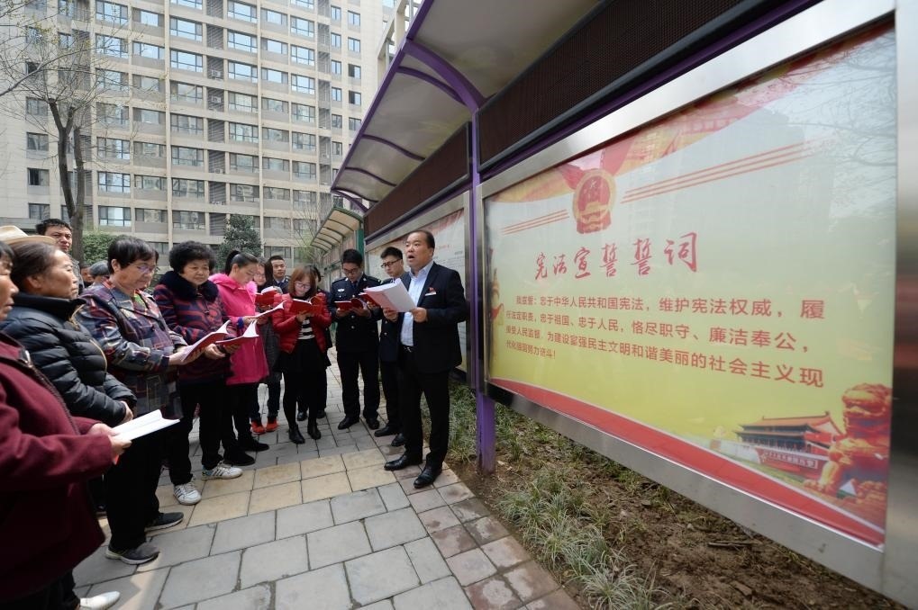 2018年3月20日，陜西寶倫律師事務(wù)所專職律師白銀濤（右一）在西安華遠(yuǎn)君城社區(qū)宣傳憲法知識。新華社記者 李一博 攝