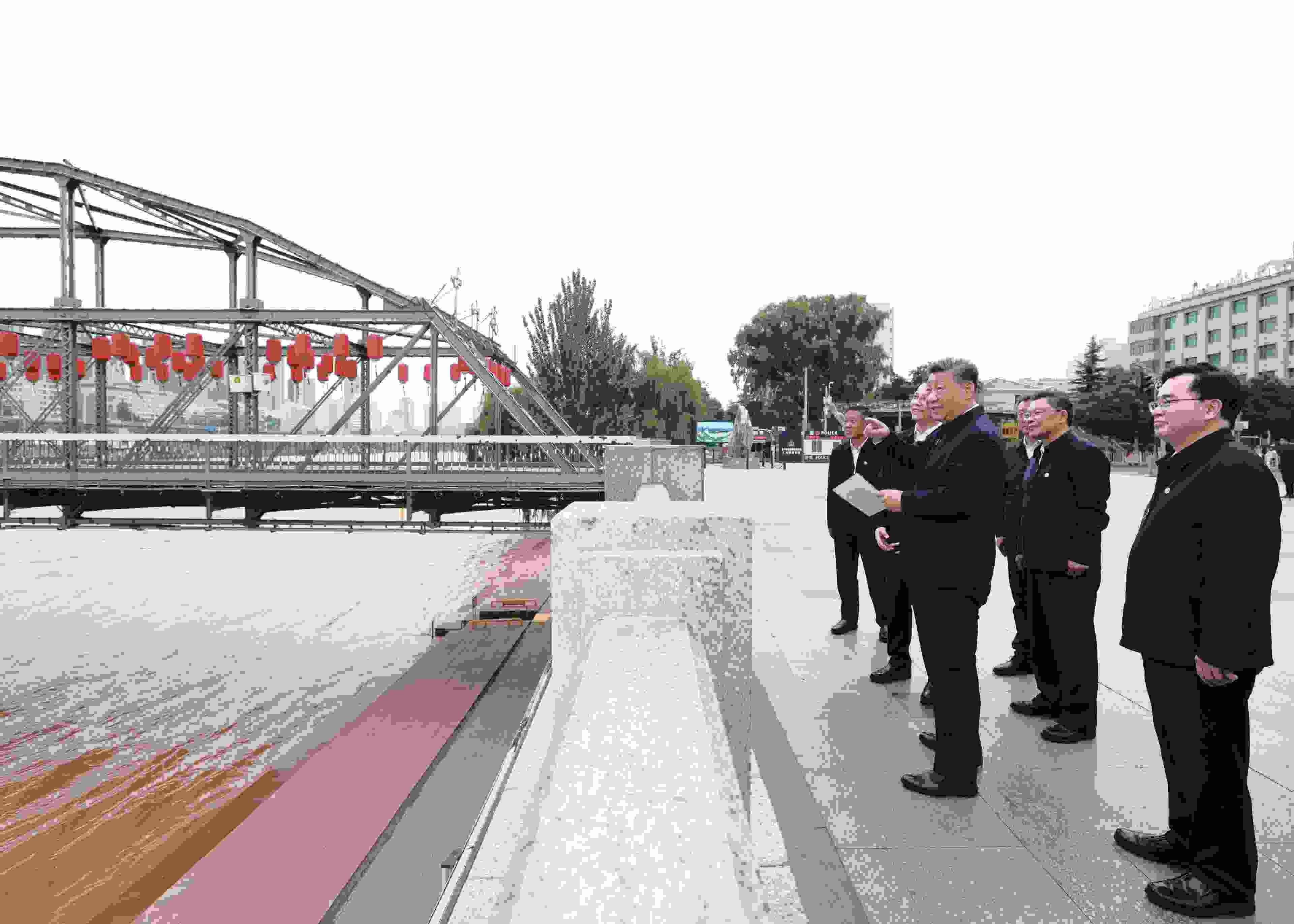 △ 2024年9月11日，習(xí)近平總書(shū)記來(lái)到甘肅省蘭州市黃河蘭州中山橋段，了解當(dāng)?shù)赝苿?dòng)黃河流域生態(tài)保護(hù)情況。