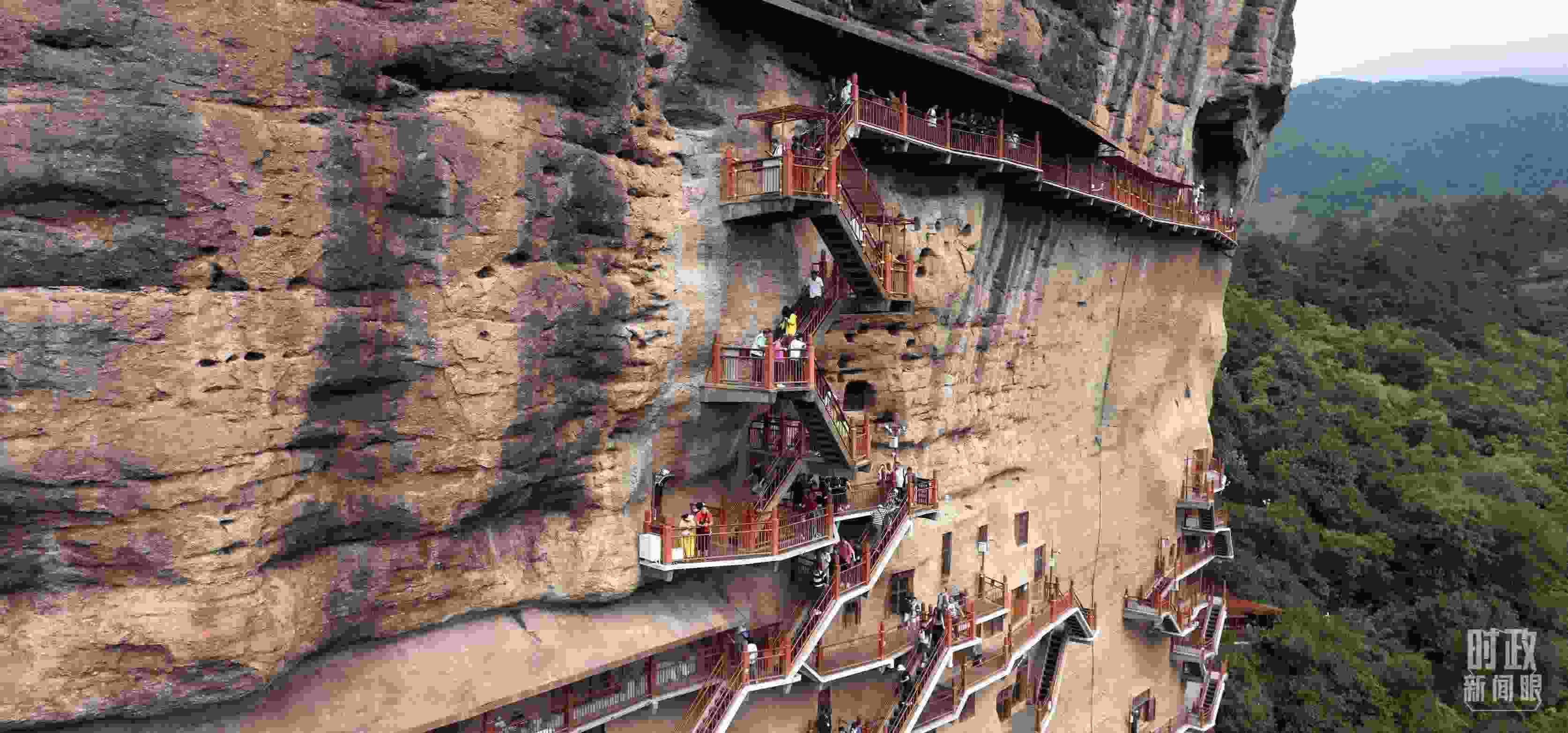 △麥積山石窟是國家5A級旅游景區(qū)，2024年上半年累計接待游客57萬人。（總臺國廣記者李晉拍攝）