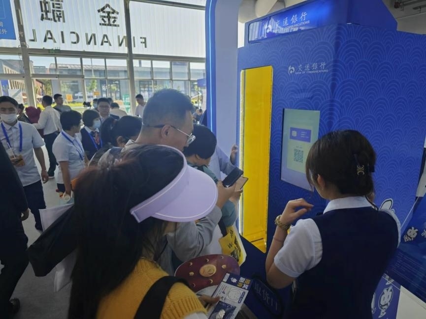 觀眾在金融服務(wù)展區(qū)體驗(yàn)數(shù)字人民幣購物。人民網(wǎng)記者 黃盛攝