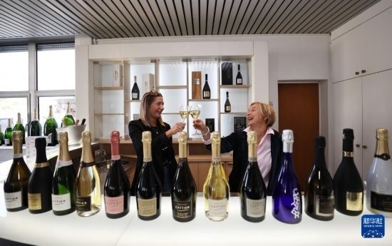 9月13日，在法國蘭斯附近的希尼萊羅斯，人們在佳醍亞總部享用香檳酒。新華社記者 高靜 攝