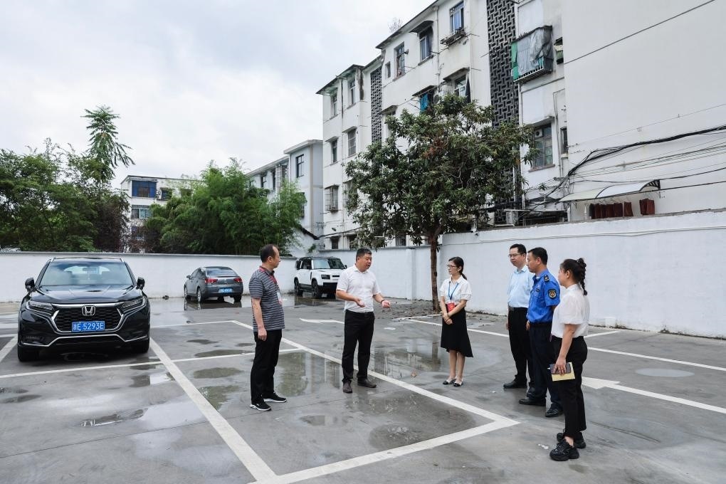2024年9月11日，在浙江省湖州市，湖州吳興區(qū)人大代表、人大飛英街道工委代表及塔下街社區(qū)代表前往已改建的一處停車場(chǎng)進(jìn)行實(shí)地調(diào)研，監(jiān)督該改建項(xiàng)目的完成情況。新華社記者 徐昱 攝