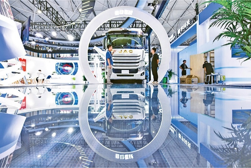 黨的二十屆三中全會(huì)提出，加快構(gòu)建促進(jìn)數(shù)字經(jīng)濟(jì)發(fā)展體制機(jī)制，完善促進(jìn)數(shù)字產(chǎn)業(yè)化和產(chǎn)業(yè)數(shù)字化政策體系。2024年8月28日至30日，2024中國(guó)國(guó)際大數(shù)據(jù)產(chǎn)業(yè)博覽會(huì)在貴州貴陽(yáng)舉辦。圖為工作人員在介紹無(wú)人駕駛重型卡車。 新華社記者 楊文斌/攝