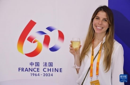 9月12日，工作人員在服貿會法國國家館展示香檳酒。新華社記者 戚曉毅 攝