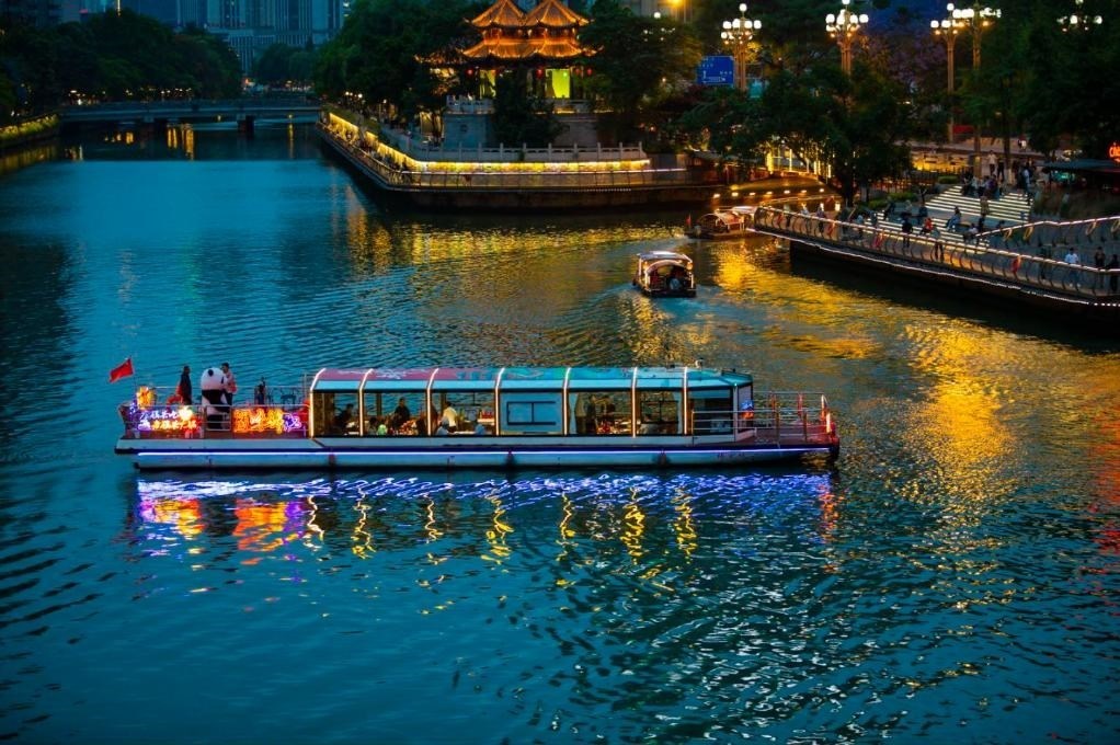 成都“夜游錦江”火鍋船。（唐斌治 攝）