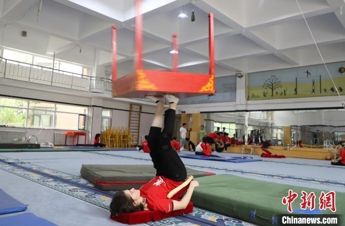 9月13日，美國雜技學(xué)員杰克正在中國“雜技之鄉(xiāng)”吳橋練習(xí)“蹬技”。 馬天龍 攝