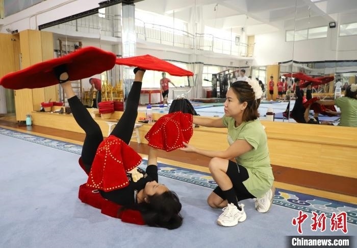 9月13日，來自老撾的紅姆(右)指導(dǎo)學(xué)員雜技動(dòng)作。 馬天龍 攝