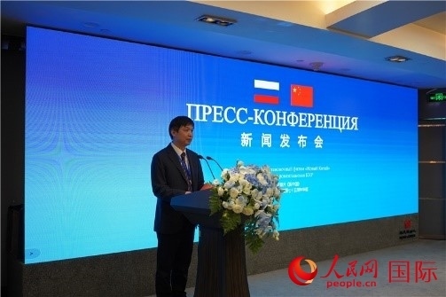 中共吉安市委宣傳部部長李瑞峰在《新中國》新聞發(fā)布會(huì)上致辭。人民網(wǎng) 褚夢(mèng)琦攝