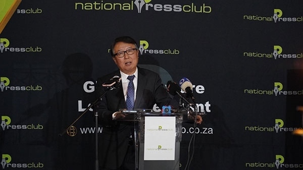 駐南非大使吳鵬出席中國駐南非使館同南國家新聞俱樂部聯(lián)合舉辦的中非合作論壇峰會成果宣介會并發(fā)表主旨講話。人民網(wǎng) 劉暢攝