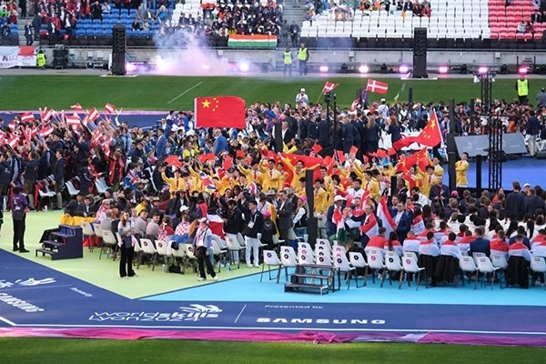 中國選手參加閉幕式。人民網(wǎng)記者 于超凡攝