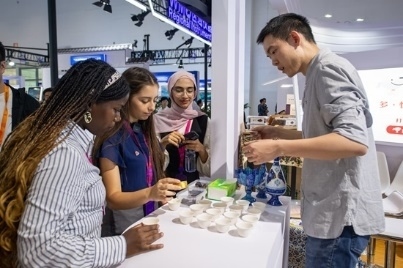 觀眾正在品嘗伊朗的藏紅花茶。人民網(wǎng)記者 翁奇羽攝