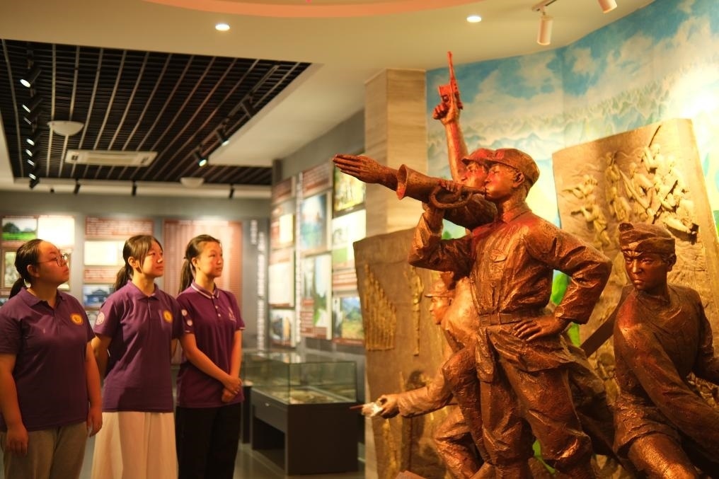 7月26日，南開大學(xué)實踐隊在環(huán)江革命陳列館了解毛南族人民在黨的領(lǐng)導(dǎo)下進行革命斗爭的歷程。（受訪者供圖）