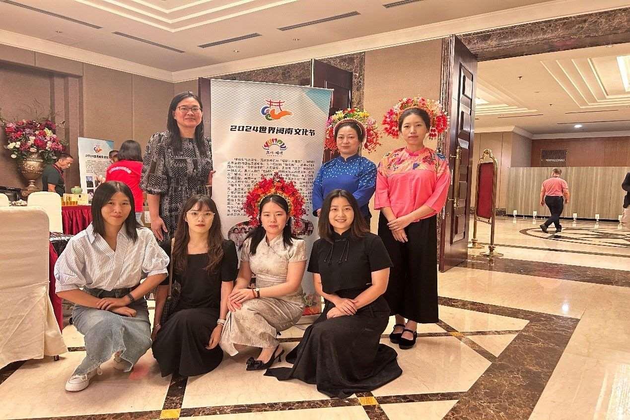 阿拉扎大學(xué)孔子學(xué)院老師和簪花圍傳承人合影。阿拉扎大學(xué)孔子學(xué)院供圖