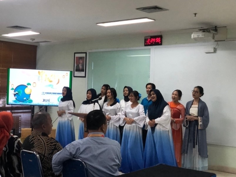 阿拉扎大學(xué)中文系學(xué)生演唱中文歌曲?；顒又鬓k方供圖