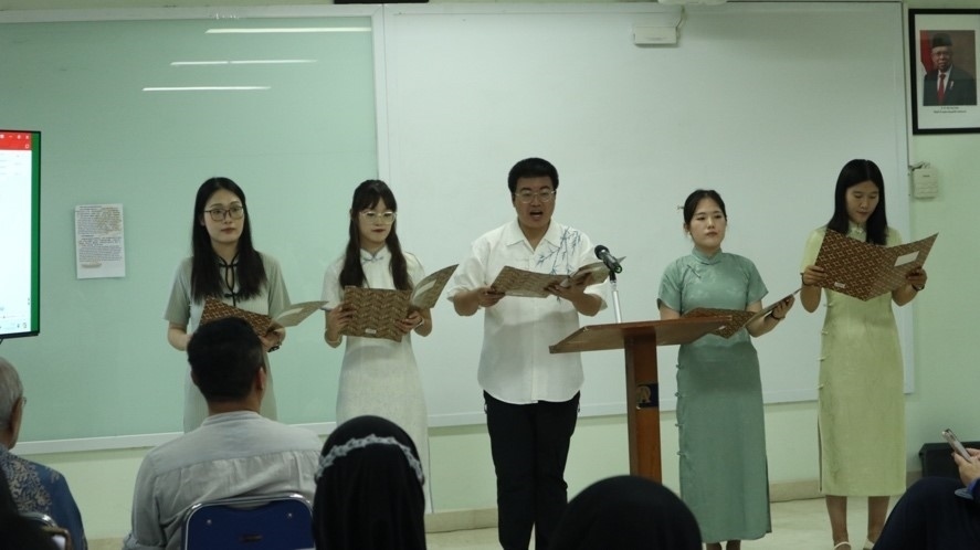 阿拉扎大學(xué)孔子學(xué)院志愿者教師表演詩朗誦?；顒又鬓k方供圖