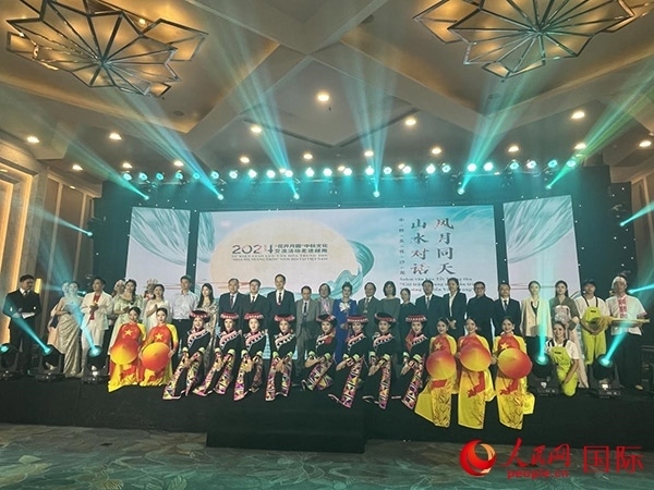 兩國(guó)嘉賓與中越藝術(shù)家現(xiàn)場(chǎng)合影。人民網(wǎng)記者 楊曄攝