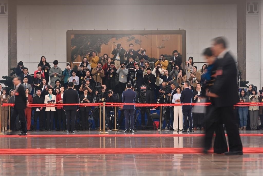 2024年3月10日，全國(guó)政協(xié)十四屆二次會(huì)議第三場(chǎng)“委員通道”集體采訪活動(dòng)在北京人民大會(huì)堂舉行。新華社記者 宋為偉 攝