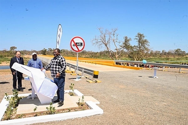 莫桑比克總統(tǒng)菲利佩·雅辛托·紐西（右）出席大橋通車儀式。中國電建供圖
