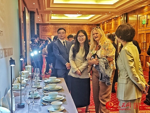 英國(guó)觀眾參觀“景德鎮(zhèn)制”區(qū)域品牌新品。人民網(wǎng)記者 邢雪攝
