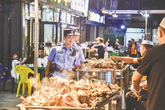 8月9日，甘肅省華亭市公安局組織民警輔警在夜市開(kāi)展巡邏檢查。張亞強(qiáng)攝