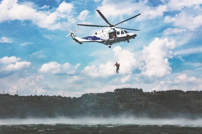 ▼7月17日，浙江省新昌縣公安局聯(lián)合浙江省公安廳警務(wù)航空隊(duì)在長(zhǎng)詔水庫(kù)水域及周邊開(kāi)展救援演練。王樟林?jǐn)z