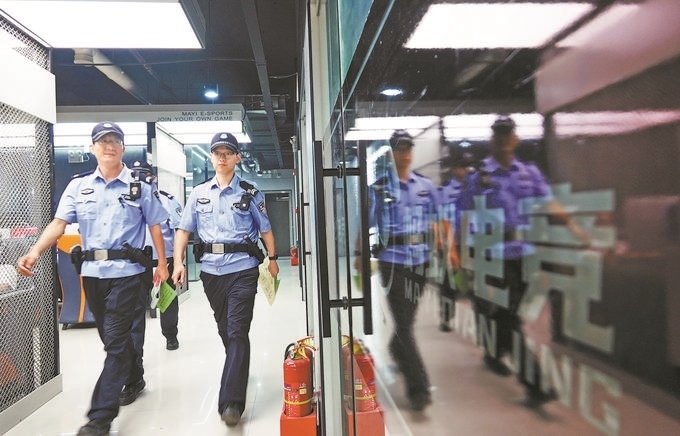 ▲7月6日，山西省新絳縣公安局龍興派出所組織警力對(duì)網(wǎng)吧等場(chǎng)所進(jìn)行集中治安檢查。高新生攝