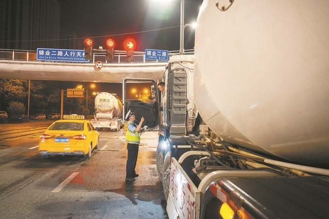 7月25日，陜西省西安市公安局交警支隊(duì)開(kāi)展全市中重型貨車及面包車違法異地互查整治行動(dòng)。孫崇明攝