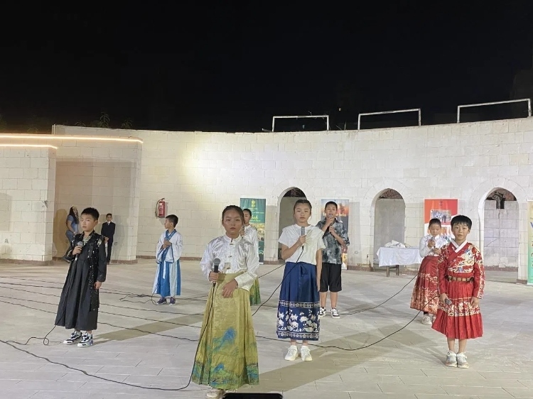 東方藝術(shù)文化館小朋友的詩(shī)朗誦表演。開(kāi)羅中國(guó)文化中心供圖