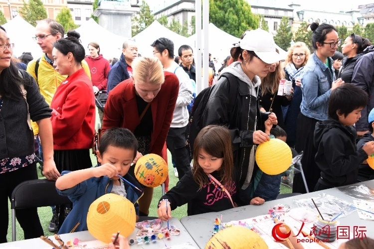 小朋友參加燈籠繪畫體驗(yàn)。人民網(wǎng)記者 殷淼攝