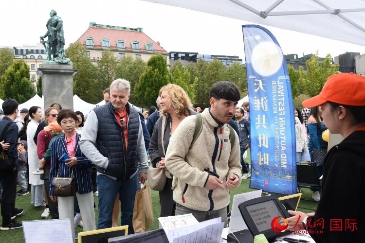 排隊(duì)等候品嘗中國(guó)美食的游客。人民網(wǎng)記者 殷淼攝