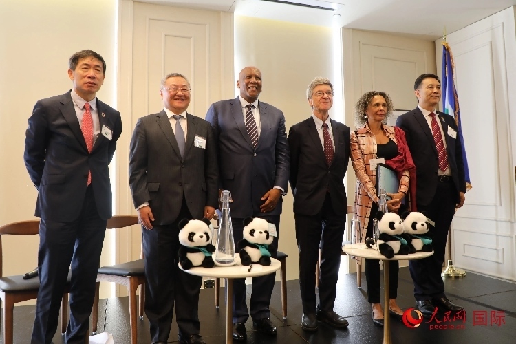 萊索托國(guó)王萊齊耶三世、中國(guó)常駐聯(lián)合國(guó)代表傅聰?shù)燃钨e出席活動(dòng)。人民網(wǎng)記者 李志偉攝