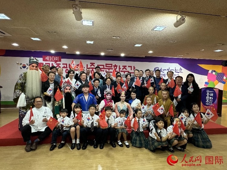 中韓雙方嘉賓和演員在中國文化周開幕式上合影留念。人民網(wǎng)記者 莽九晨攝